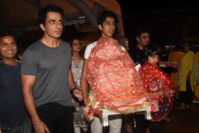 Sonu Sood and sons bring Ganesha home. (Varinder Chawla) Sonu Sood and sons bring Ganesha home. (Varinder Chawla)