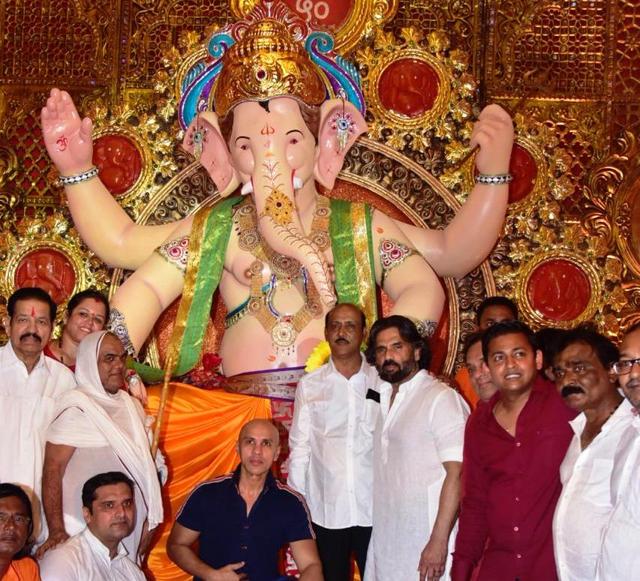 Suniel Shetty at a Ganesh pandal. (Varinder Chawla) Suniel Shetty at a Ganesh pandal. (Varinder Chawla)