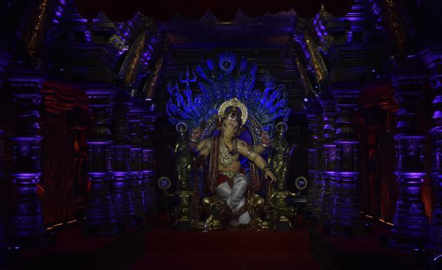 First Look of "Chintamani" of Chinchpokli Sarvjanik Utsav Mandal at Chinchpokli in Mumbai. (Anshuman Poyrekar/HT Photo) First Look of "Chintamani" of Chinchpokli Sarvjanik Utsav Mandal at Chinchpokli in Mumbai. (Anshuman Poyrekar/HT Photo)