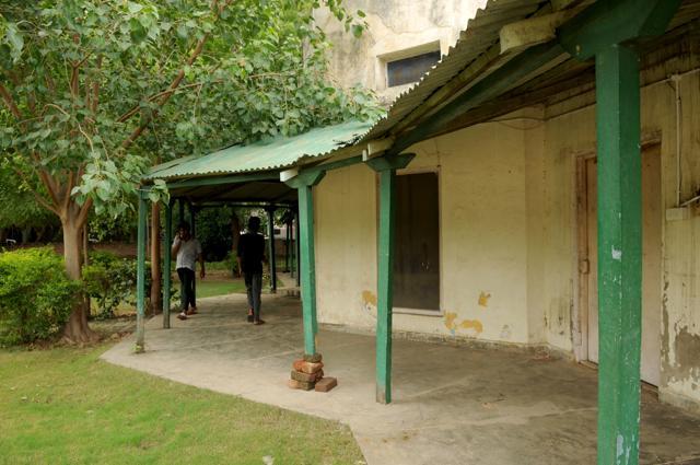 The Gurgaon Club building is located opposite the Sessions House. Built in 1930 by the then administration, the three-room club whose wooden pillars have also started crumbling (above), once played host to officers and ministers. (Parveen Kumar/HT Photo ) The Gurgaon Club building is located opposite the Sessions House. Built in 1930 by the then administration, the three-room club whose wooden pillars have also started crumbling (above), once played host to officers and ministers. (Parveen Kumar/HT Photo )