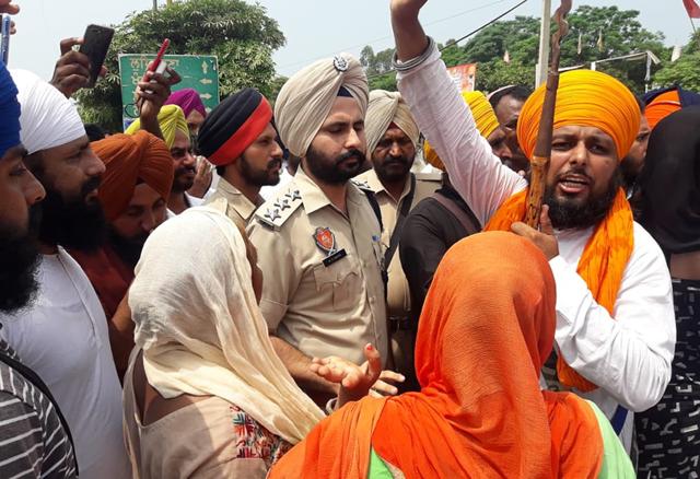 The protest left commuters a harried lot as the police had to divert the traffic to mini bypass in Samrala. (HT Photo) The protest left commuters a harried lot as the police had to divert the traffic to mini bypass in Samrala. (HT Photo)