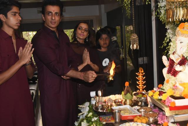 Sonu Sood performs Ganpati aarti on Ganesh Chaturthi. (Varinder Chawla) Sonu Sood performs Ganpati aarti on Ganesh Chaturthi. (Varinder Chawla)