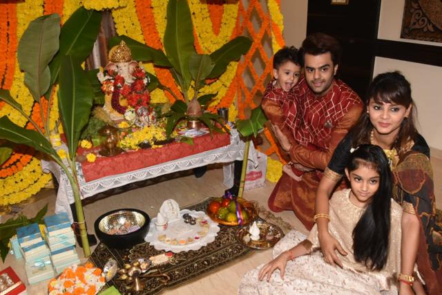 Maniesh Paul and family welcome Lord Ganesha on Ganesh Chaturthi. (Varinder Chawla) Maniesh Paul and family welcome Lord Ganesha on Ganesh Chaturthi. (Varinder Chawla)