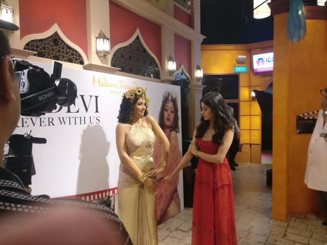 Janhvi Kapoor with Sridevi’s statue at Madame Tussauds. Janhvi Kapoor with Sridevi’s statue at Madame Tussauds.