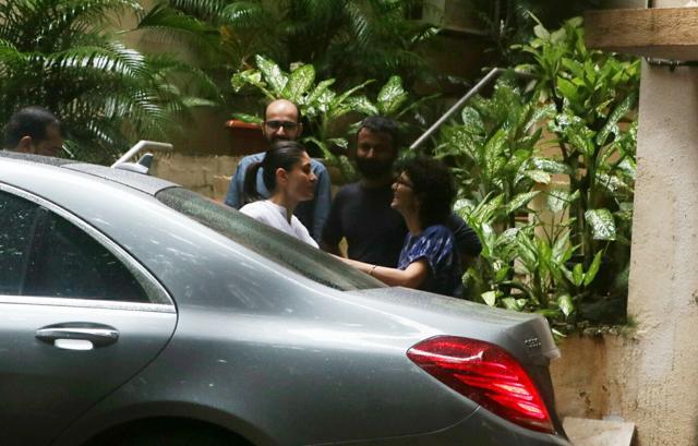 Kareena Kapoor leads Aamir Khan’s residence on Tuesday. (Varinder Chawla) Kareena Kapoor leads Aamir Khan’s residence on Tuesday. (Varinder Chawla)