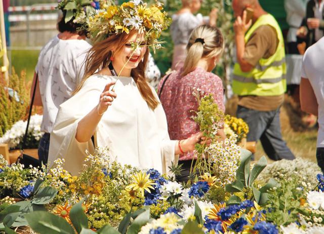 Ola Slaska gives finishing touches to the big wreath Ola Slaska gives finishing touches to the big wreath