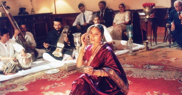 Sardari Begum showed typical mujra sessions, in which the performer was backed by a group of instrumentalists. Sardari Begum showed typical mujra sessions, in which the performer was backed by a group of instrumentalists.