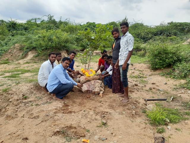 Residents give Lakshmi a proper burial. (HT photo) Residents give Lakshmi a proper burial. (HT photo)