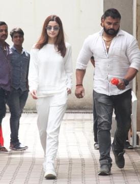 Alia Bhatt’s street style on a pleasant August day echoes the white-on-white trend of the moment. (HT Photo) Alia Bhatt’s street style on a pleasant August day echoes the white-on-white trend of the moment. (HT Photo)