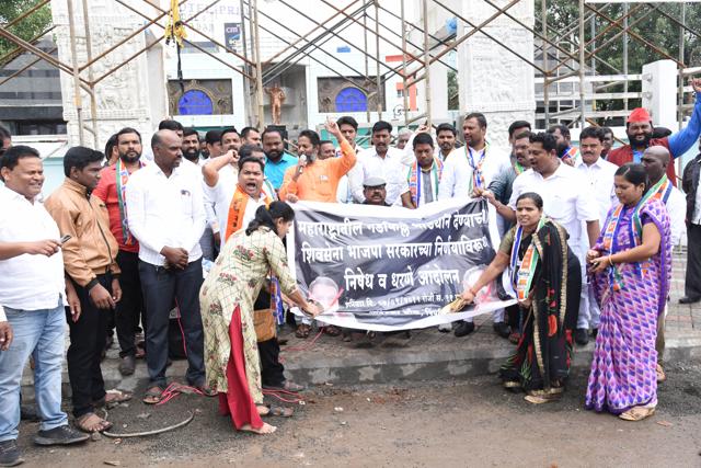 Various opposition parties stage a protest at Babasaheb Ambedkar chowk in Pimpri on Saturday. (HT/PHOTO) Various opposition parties stage a protest at Babasaheb Ambedkar chowk in Pimpri on Saturday. (HT/PHOTO)