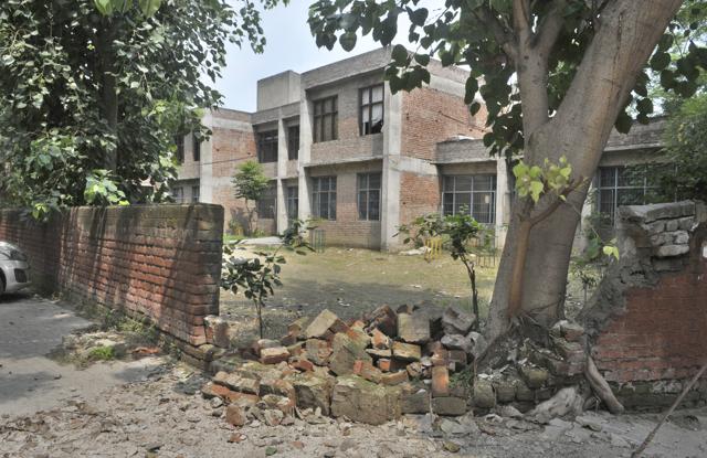 The broken boundary wall of boys hostel in Sector 32, Chandigarh Road, in Ludhiana. (Gurminder Singh/HT)