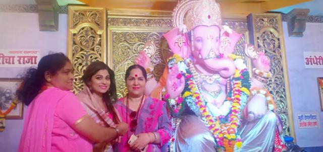 Shamita Shetty and mother Sunanda at Andhericha Raja in Mumbai. (Varinder Chawla) Shamita Shetty and mother Sunanda at Andhericha Raja in Mumbai. (Varinder Chawla)