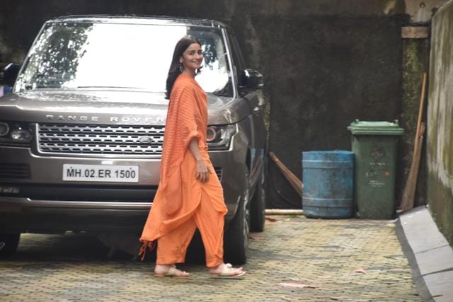 Alia Bhatt seen outside Sanjay Leela Bhansali’s office. (Varinder Chawla) Alia Bhatt seen outside Sanjay Leela Bhansali’s office. (Varinder Chawla)