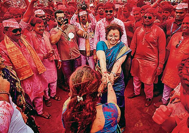 Pune mayor Mukta Tilak dances during the immersion procession of Guruji Talim Ganpati Mandal. (Sanket Wankhade/HT PHOTO)