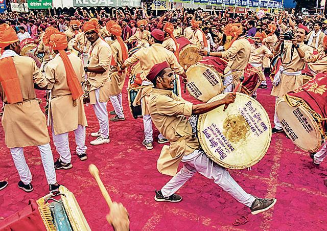 The dhol-tasha troupe during the immersion process of Tulshibaug Ganpati Mandal on Thursday. (Sanket Wankhade/HT PHOTO)