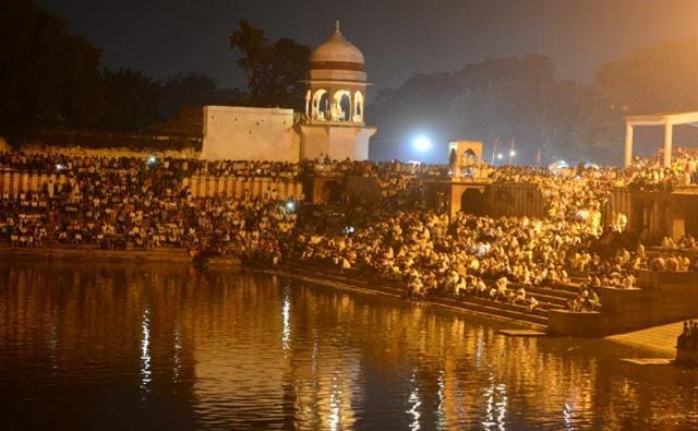 The Ramnagar Ramlila is staged in the backdrop of the famous Ramnagar fort, under an open sky. (HT Photo ) The Ramnagar Ramlila is staged in the backdrop of the famous Ramnagar fort, under an open sky. (HT Photo )