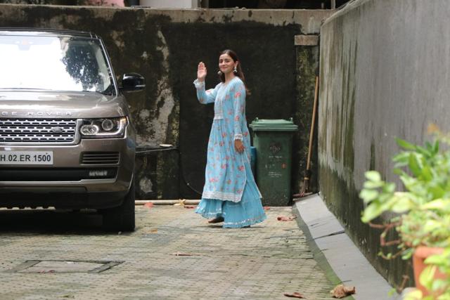Alia Bhatt waves to the paparazzi. (Varinder Chawla)