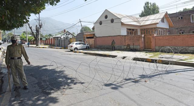 The scene outside Farooq Abdullah’s home in Srinagar on Gupkar raod. (Photo by Waseem Andrabi/HT) The scene outside Farooq Abdullah’s home in Srinagar on Gupkar raod. (Photo by Waseem Andrabi/HT)