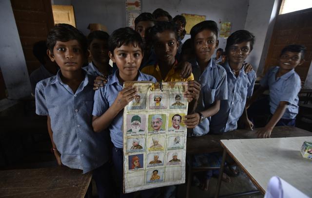 Students of Kalambandi Vidyalaya at Navagam, one of the villages on the Dandi March route, hold up a poster of India’s freedom fighters and social reformers. (Raj K Raj/HT PHOTO) Students of Kalambandi Vidyalaya at Navagam, one of the villages on the Dandi March route, hold up a poster of India’s freedom fighters and social reformers. (Raj K Raj/HT PHOTO)