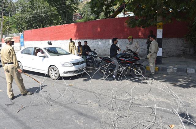 Police block the road leading to residence of member of parliment Farooq Abdullah in Srinagar, 16 september 2019.(Photo by Waseem Andrabi/ Hindustan Times) Police block the road leading to residence of member of parliment Farooq Abdullah in Srinagar, 16 september 2019.(Photo by Waseem Andrabi/ Hindustan Times)