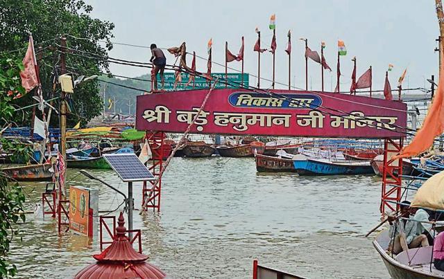 The Ganga on Tuesday breached the danger mark in Prayagraj on Tuesday while the Yamuna river was flowing near the danger level. (HT Photo ) The Ganga on Tuesday breached the danger mark in Prayagraj on Tuesday while the Yamuna river was flowing near the danger level. (HT Photo )