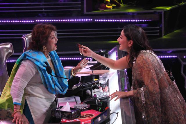 Kareena Kapoor offers cake to Saroj Khan.