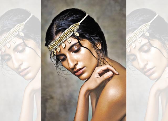 A Dhokra metal choker that can be used as a head accessory (Arjun Mark) A Dhokra metal choker that can be used as a head accessory (Arjun Mark)