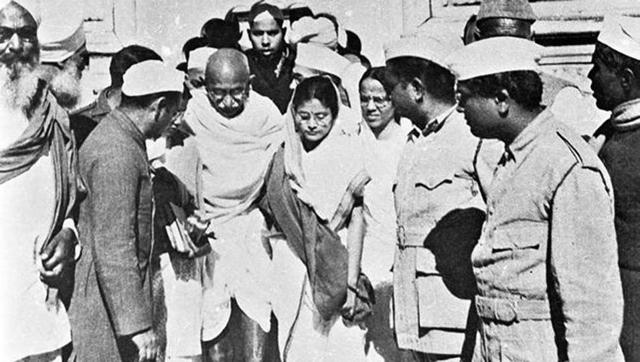 Mahatma Gandhi leaving Mehrauli, after attending the annual celebration at Bakhtiar Kaki’s Dargah, 27 January 1948 (India). (National Gandhi Museum) Mahatma Gandhi leaving Mehrauli, after attending the annual celebration at Bakhtiar Kaki’s Dargah, 27 January 1948 (India). (National Gandhi Museum)