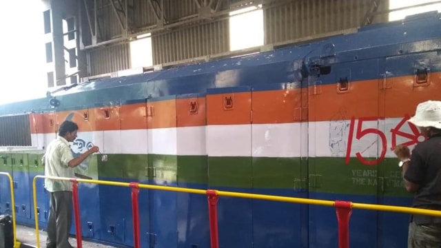 An artist painting Mahatma Gandhi’s picture on a locomotive. (Indian Raiwalys / Twitter ) An artist painting Mahatma Gandhi’s picture on a locomotive. (Indian Raiwalys / Twitter )