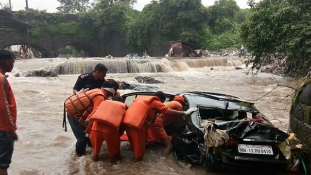 NDRF personnel taking out the body of a person from a car in a canal near Sinhagad Road in Pune. (ANI / Twitter ) NDRF personnel taking out the body of a person from a car in a canal near Sinhagad Road in Pune. (ANI / Twitter )