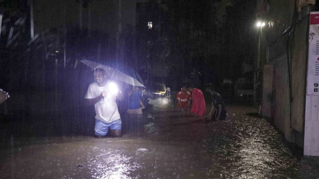 A man wades through a flooded street in Sukhsagar Nagar, Pune, September 25, 2019. (Rahul Raut / HT Photo ) A man wades through a flooded street in Sukhsagar Nagar, Pune, September 25, 2019. (Rahul Raut / HT Photo )