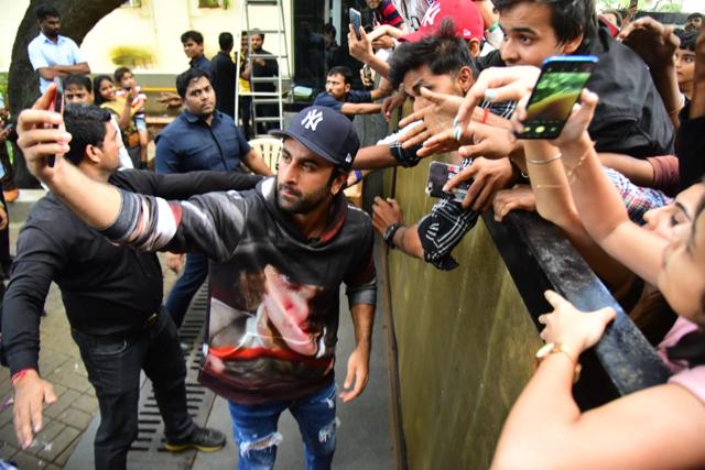 Ranbir Kapoor greets fans, clicks selfies with them on his birthday. See  pics | Bollywood - Hindustan Times
