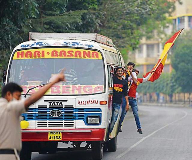 Buses and trucks crammed with slogan chanting fans, the derby day commute to Salt Lake stadium is an experience by itself. For Jamuna Das (R), maidan football’s ‘Lozenges Didi’, being an East Bengal supporter was never a matter of choice (aiff & ht) Buses and trucks crammed with slogan chanting fans, the derby day commute to Salt Lake stadium is an experience by itself. For Jamuna Das (R), maidan football’s ‘Lozenges Didi’, being an East Bengal supporter was never a matter of choice (aiff & ht)
