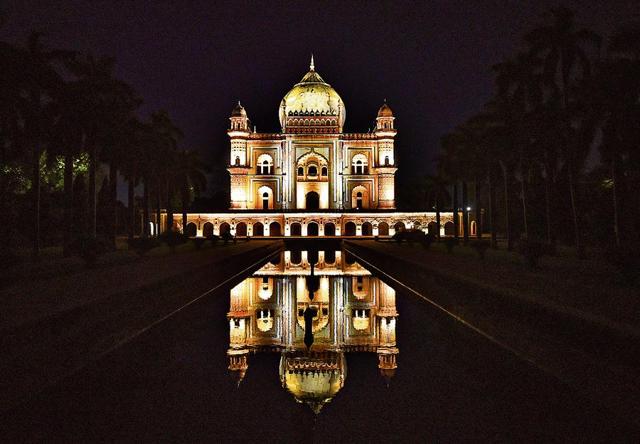 The Safdarjung Tomb, on the other hand, has been seeing only 10-12 tourists daily after 6pm since August, when the visiting hours to the monument were extended. (Amal KS/HT PHOTO) The Safdarjung Tomb, on the other hand, has been seeing only 10-12 tourists daily after 6pm since August, when the visiting hours to the monument were extended. (Amal KS/HT PHOTO)
