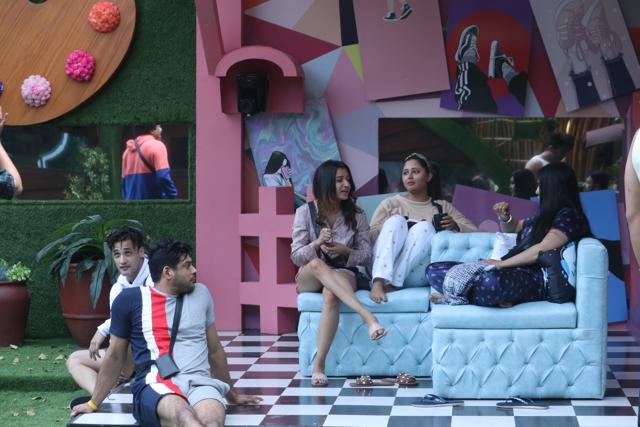 Bigg Boss 13: Contestants bond with each other in the house.