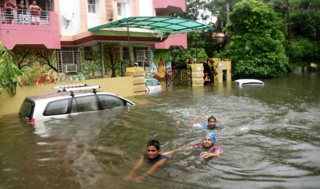 People wade through water to safety in Rajendra Nagar following heavy rainfall in Patna. (Santosh Kumar/Hindustan Times) People wade through water to safety in Rajendra Nagar following heavy rainfall in Patna. (Santosh Kumar/Hindustan Times)