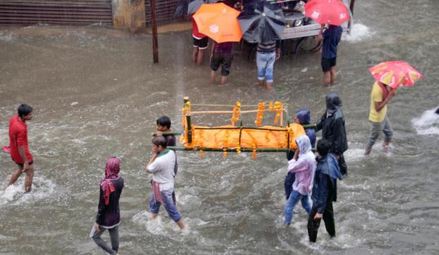 People take a funeral procession through the flooded Kadam Kuan area following heavy rainfall in Patna. (Santosh Kumar/Hindustan Times) People take a funeral procession through the flooded Kadam Kuan area following heavy rainfall in Patna. (Santosh Kumar/Hindustan Times)