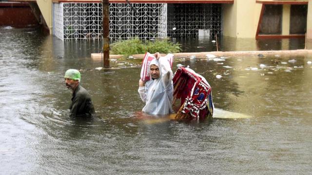 A rickshaw puller ferries a passenger in Rajendra Nagar following heavy rainfall in Patna. (Santosh Kumar/Hindustan Times) A rickshaw puller ferries a passenger in Rajendra Nagar following heavy rainfall in Patna. (Santosh Kumar/Hindustan Times)