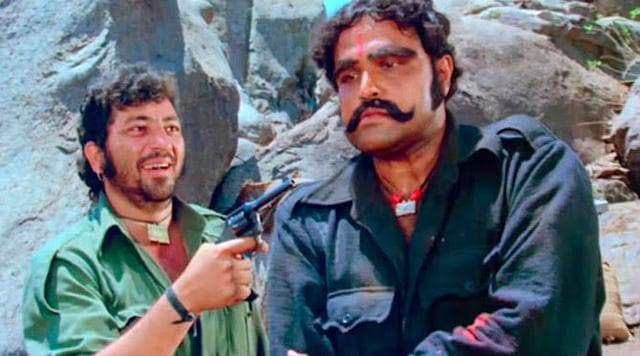 Viju Khote with Amjad Khan in Sholay. Viju Khote with Amjad Khan in Sholay.