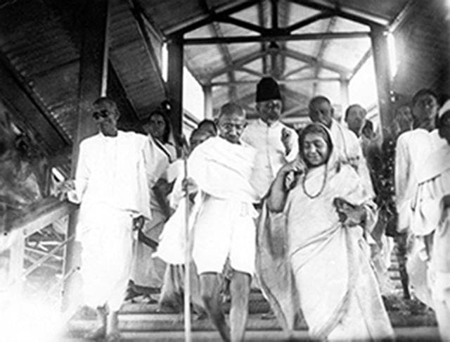 Mahatma Gandhi along with Sarojini Naidu (right in the picture) and Rajagopalachari (left in the picture) at Wardha railway station in 1930. Behind Gandhi are Maulana Abdul Kalam Azad, Vallabhai Patel, JB Kriplani and others, (NITIN SHASTRI/HT PHOTO)
