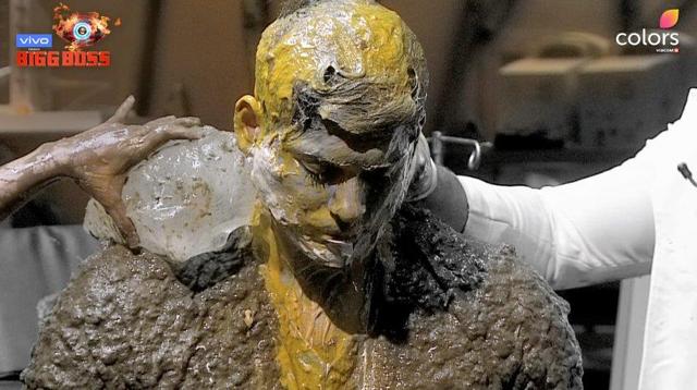 Sidharth Shukla is tortured with ice cold water. Sidharth Shukla is tortured with ice cold water.