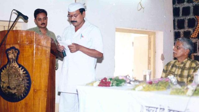A young Asim Sarode delivering a talk on Gandhian Philosophy at the Yerawada Jail. (HT Photo) A young Asim Sarode delivering a talk on Gandhian Philosophy at the Yerawada Jail. (HT Photo)