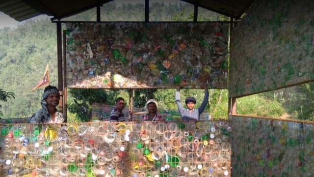 100 bottles were tied together and then covered with mesh wire to keep it intact (HT photo) 100 bottles were tied together and then covered with mesh wire to keep it intact (HT photo)