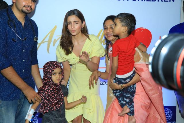 Alia Bhatt meets kids at a painting exhibition. (Varinder Chawla) Alia Bhatt meets kids at a painting exhibition. (Varinder Chawla)