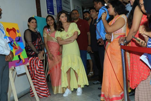 Alia Bhatt at the painting exhibition. (Varinder Chawla) Alia Bhatt at the painting exhibition. (Varinder Chawla)