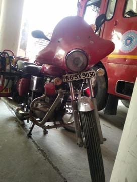 The bike contains a 10-litre water mist solution and is useful for firefighting operations in narrow lanes. (HT PHOTO) The bike contains a 10-litre water mist solution and is useful for firefighting operations in narrow lanes. (HT PHOTO)