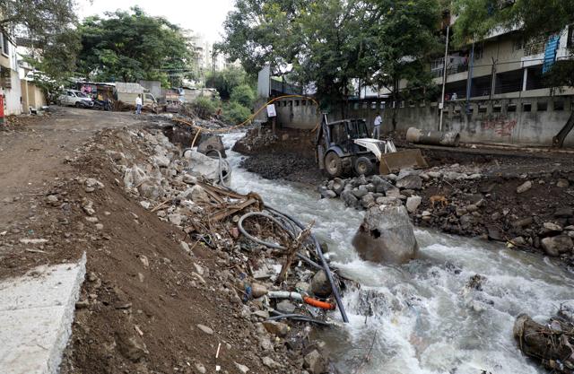 At the intersection of Lake Town Padmaja Park Phase 1, the roundabout is still caked with mud. Part of the road leading to the bridge has also caved in. Residents of the area have to now traverse a section of the road that does not exist anymore; this in addition to all the destruction suffered within the residential areas. (In pic) Lake Town bridge area in Katraj as seen on Thursday, October 3. (Rahul Raut/HT PHOTO)