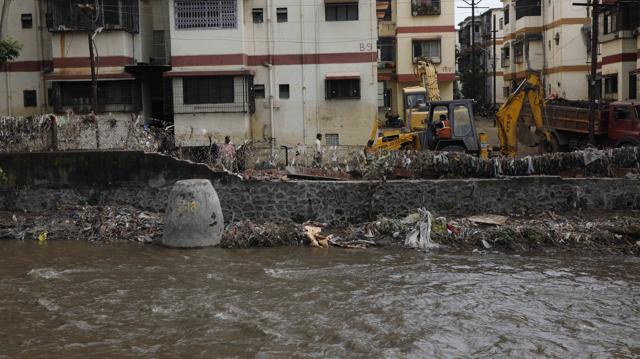 The members of Sangam Society want the Pune Municipal Corporation (PMC) to rebuild the compound wall. (In pic) Dirt still lines the banks of the canal flowing by Sangam society on Thursday, October 3. (Rahul Raut/HT PHOTO)