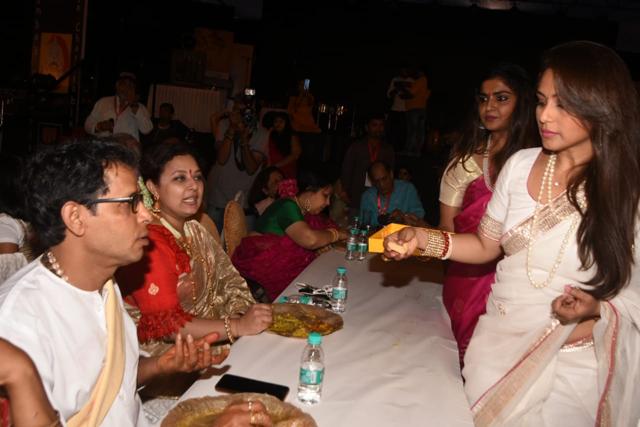 Rani Mukerji serves prasad at the pandal. Rani Mukerji serves prasad at the pandal.
