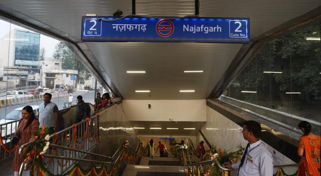 Passengers at Najafgarh Metro Station, in New Delhi, on Friday, October 4, 2019. (Vipin Kumar/HT Photo ) Passengers at Najafgarh Metro Station, in New Delhi, on Friday, October 4, 2019. (Vipin Kumar/HT Photo )